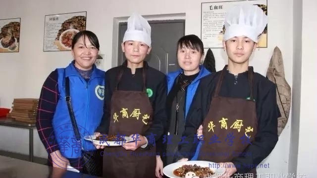 厨师厨师学子为父母精心准备可口的饭菜。