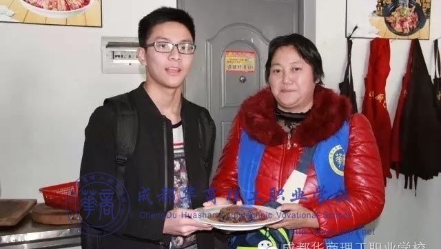 厨师厨师学子为父母精心准备可口的饭菜。