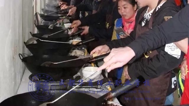 厨师厨师学子为父母精心准备可口的饭菜。