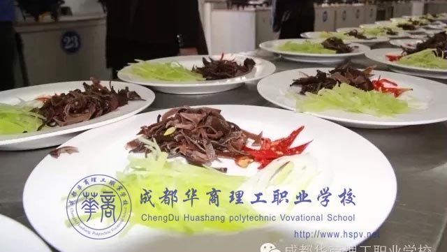 厨师厨师学子为父母精心准备可口的饭菜。