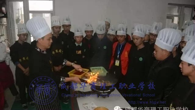 厨师厨师学子为父母精心准备可口的饭菜。