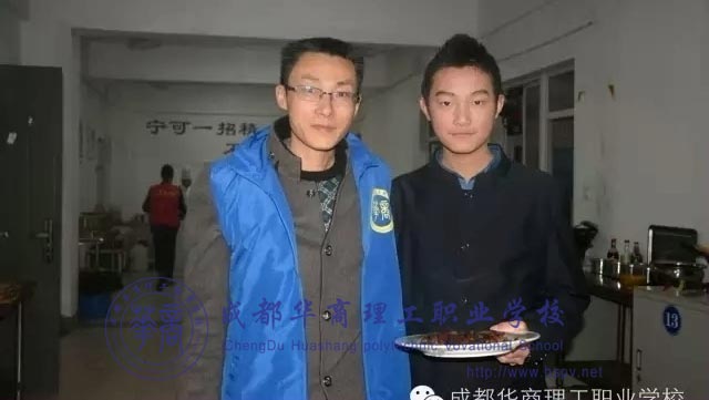 厨师厨师学子为父母精心准备可口的饭菜。