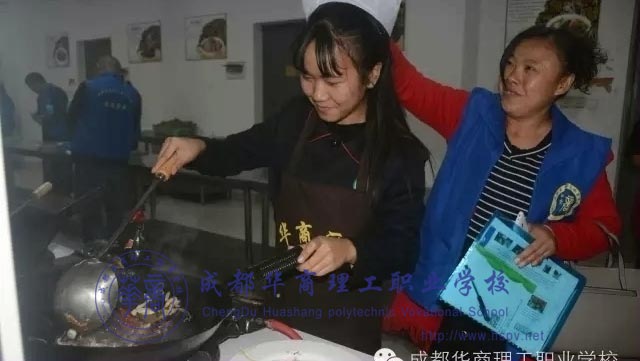 厨师厨师学子为父母精心准备可口的饭菜。