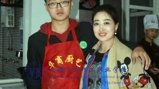成都厨师职业学校学子为父母精心准备可口的饭菜。