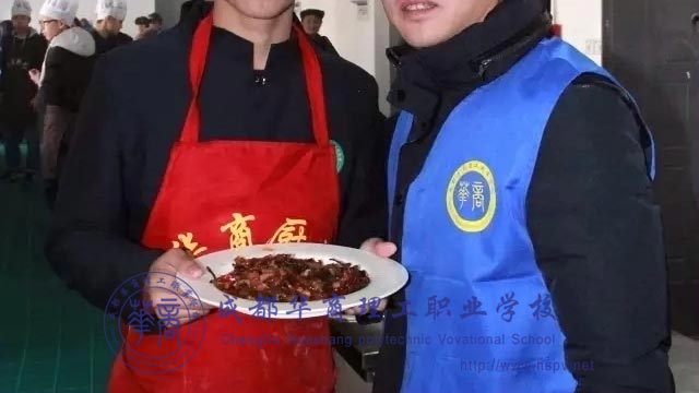 厨师厨师学子为父母精心准备可口的饭菜。
