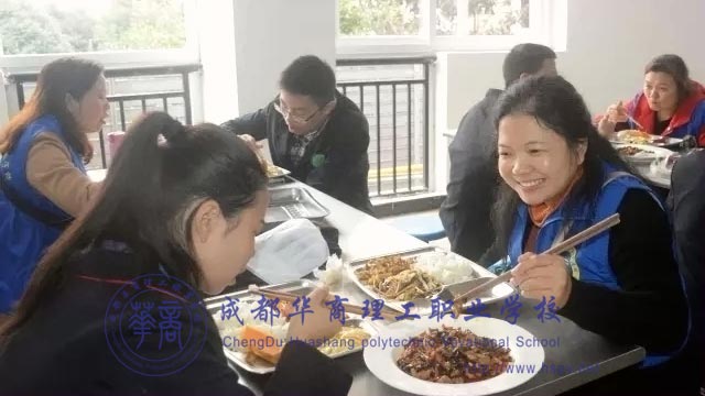 厨师厨师学子为父母精心准备可口的饭菜。