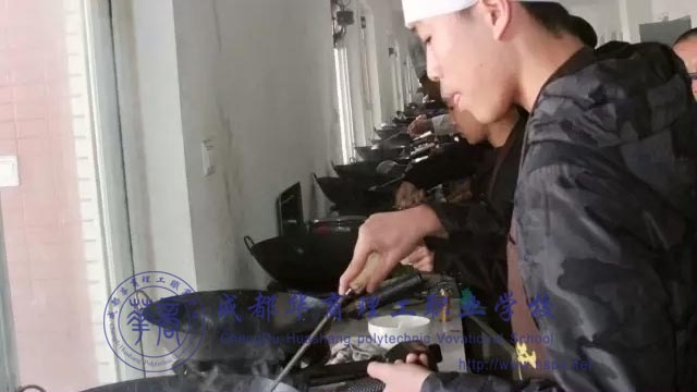 厨师厨师学子为父母精心准备可口的饭菜。